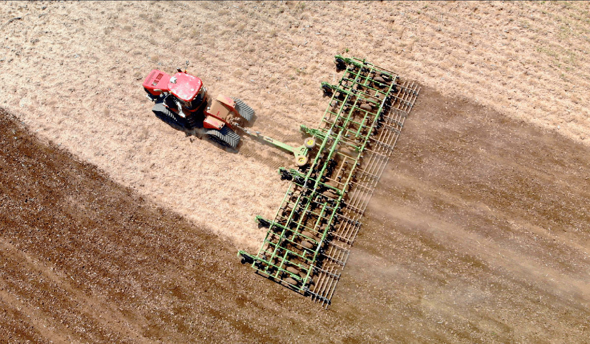 grano campo trattore attrezzo aratro erpice aerea